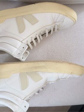 MEN’s VEJA Berlin Sz 9 White High-Top Leather Sneakers with Cream Sole